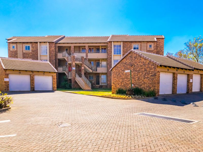 2 Bedroom semi Renovated Top Floor Apartment for Sale - Photo 3