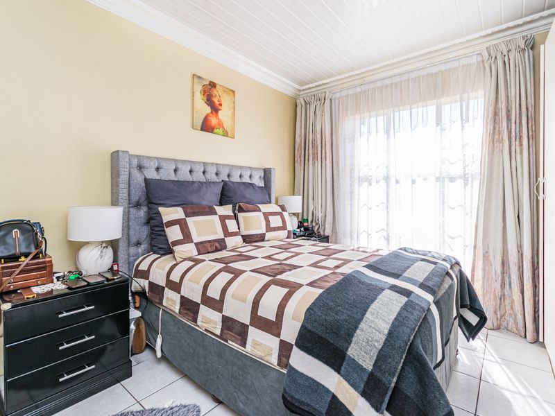 2 Bedroom semi Renovated Top Floor Apartment for Sale - Photo 10