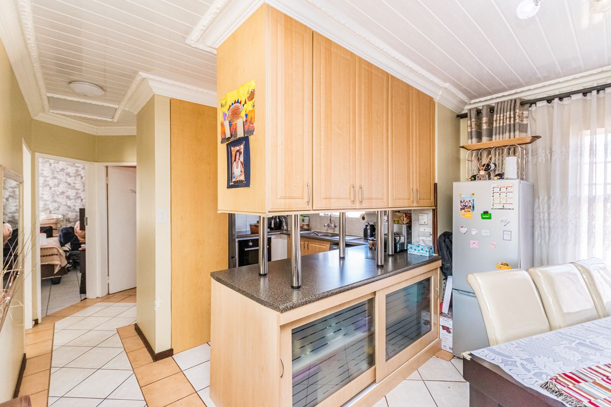 2 Bedroom semi Renovated Top Floor Apartment for Sale - Photo 5