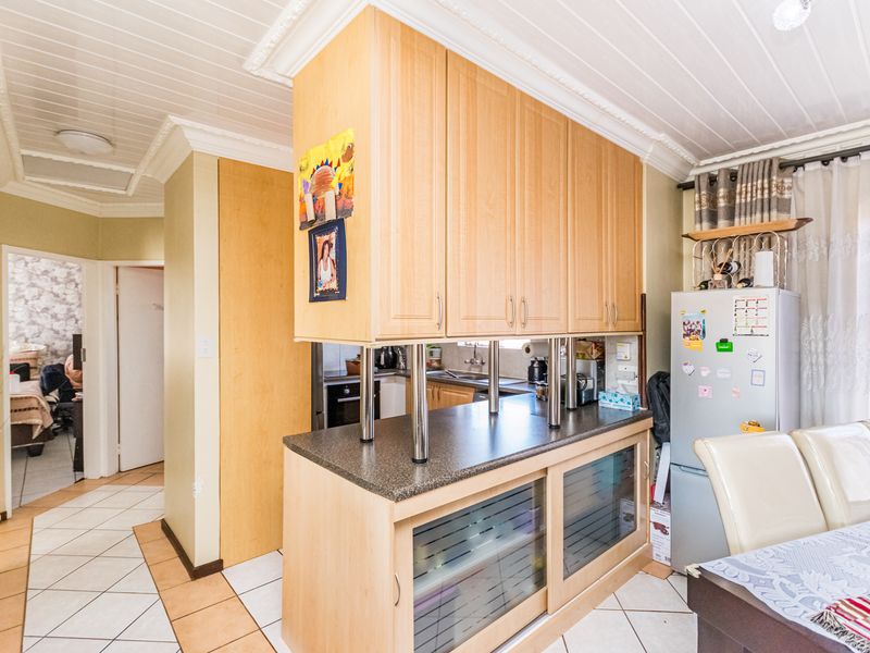 2 Bedroom semi Renovated Top Floor Apartment for Sale - Photo 5