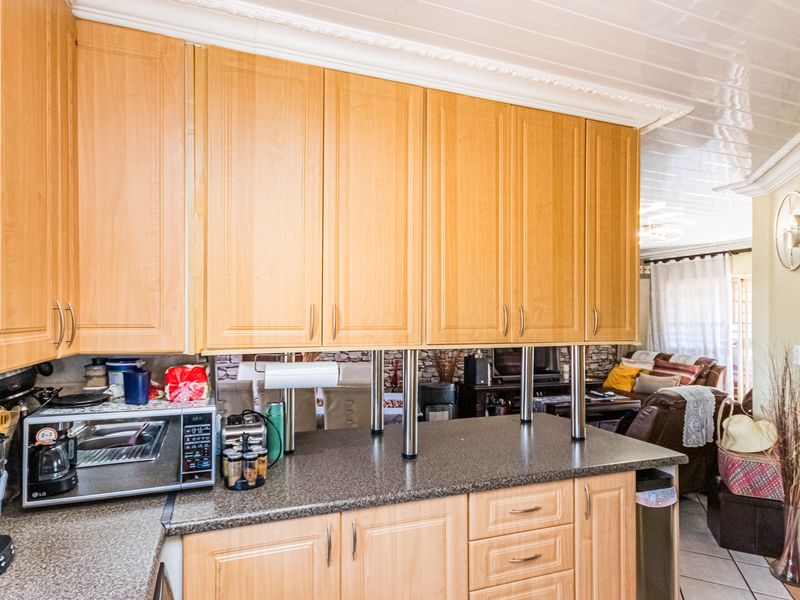 2 Bedroom semi Renovated Top Floor Apartment for Sale - Photo 9