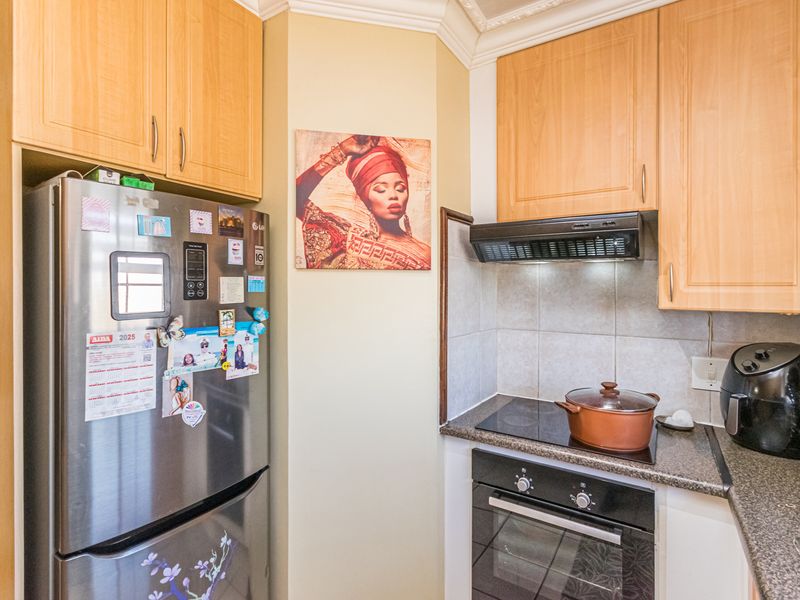 2 Bedroom semi Renovated Top Floor Apartment for Sale - Photo 8