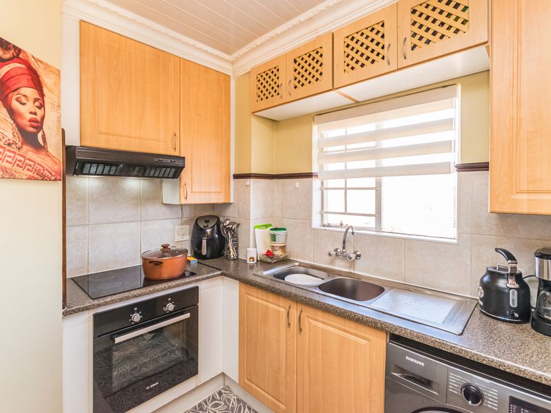 2 Bedroom semi Renovated Top Floor Apartment for Sale - Photo 7