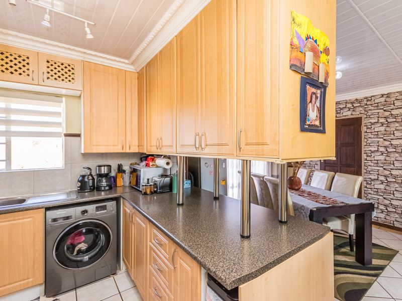 2 Bedroom semi Renovated Top Floor Apartment for Sale - Photo 6