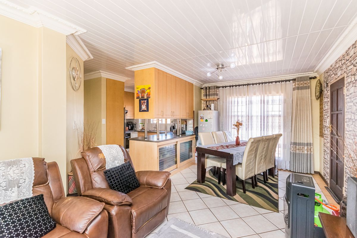 2 Bedroom semi Renovated Top Floor Apartment for Sale - Photo 2