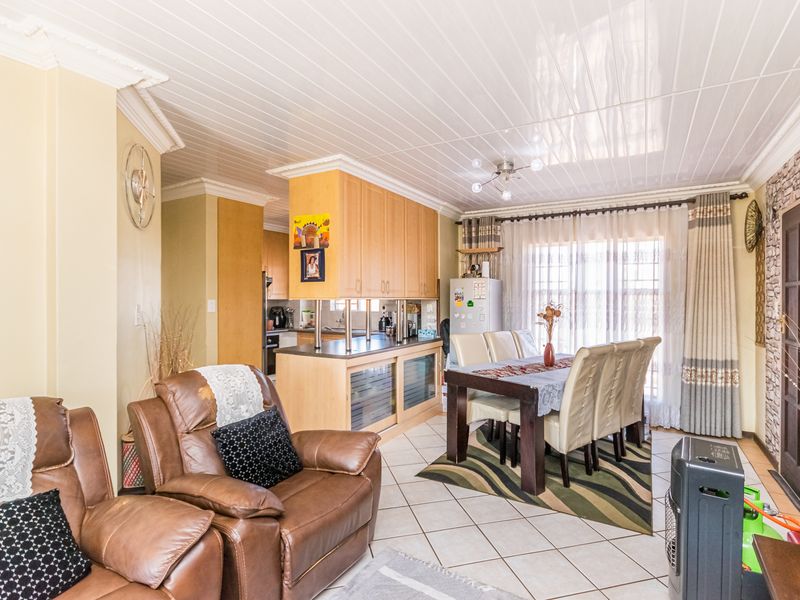 2 Bedroom semi Renovated Top Floor Apartment for Sale - Photo 2