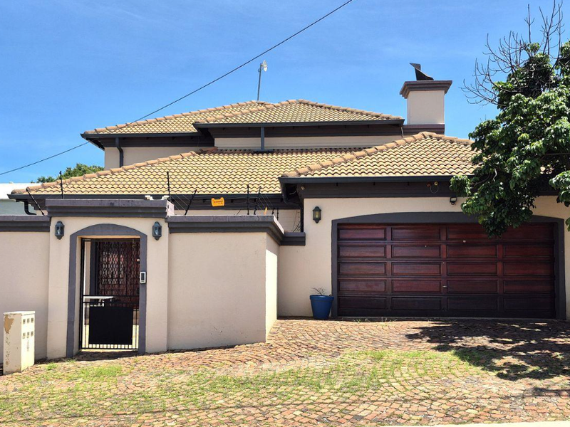 Stunning 5-bedroom Freehold home in Menlo Park, Pretoria—perfect blend of luxury and comfort awaits - Photo 2