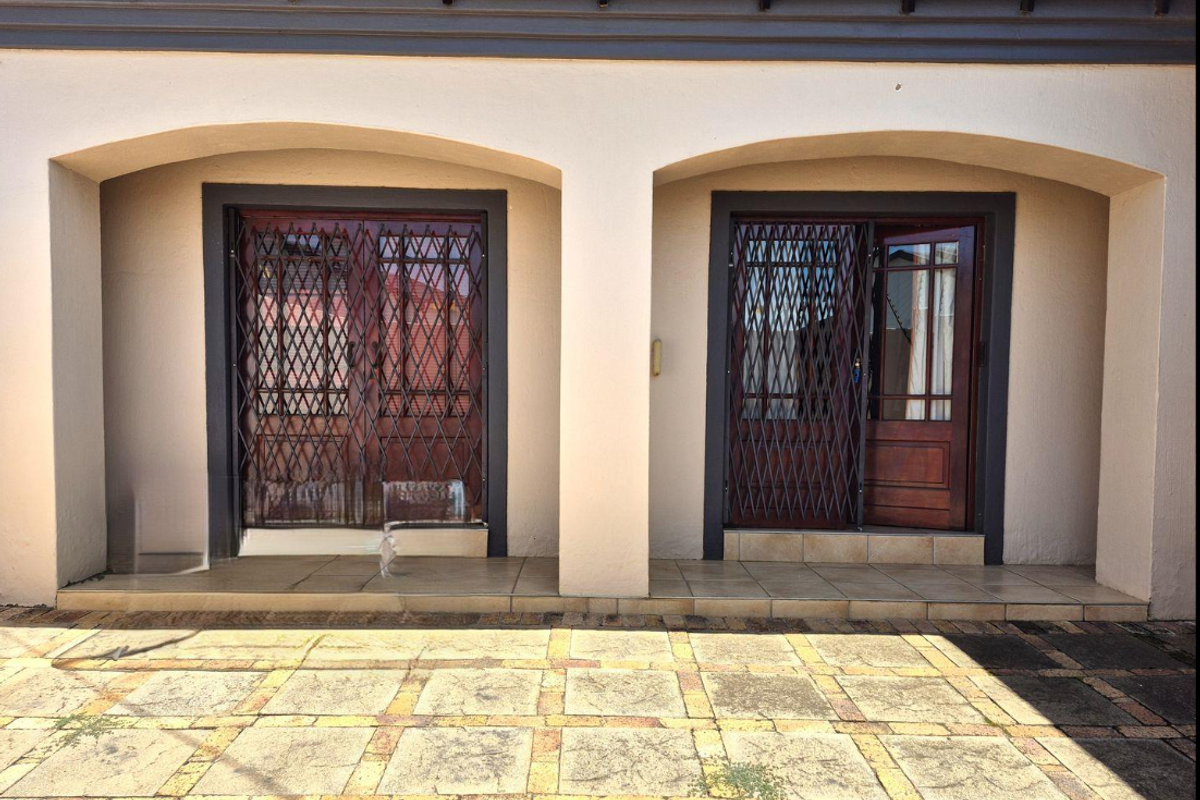 Stunning 5-bedroom Freehold home in Menlo Park, Pretoria—perfect blend of luxury and comfort awaits - Photo 3