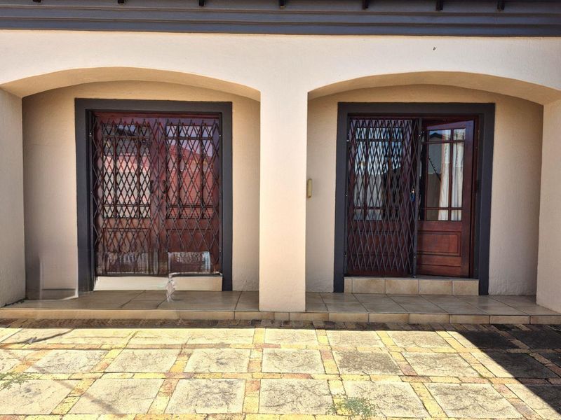 Stunning 5-bedroom Freehold home in Menlo Park, Pretoria—perfect blend of luxury and comfort awaits - Photo 3