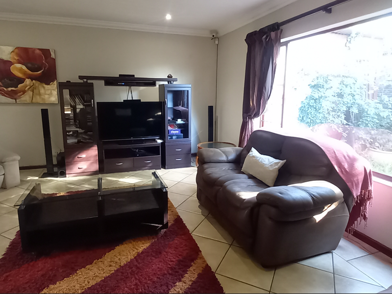 Stunning 5-bedroom Freehold home in Menlo Park, Pretoria—perfect blend of luxury and comfort awaits - Photo 9