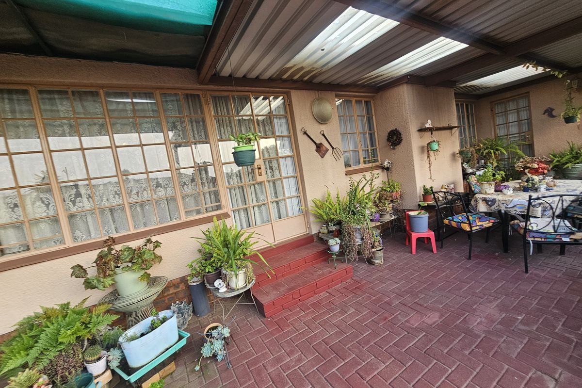 Charming 3-Bedroom Family Home with Versatile Living Spaces - Photo 3