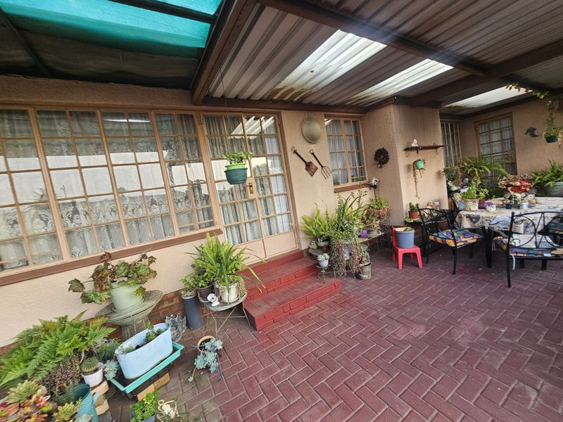 Charming 3-Bedroom Family Home with Versatile Living Spaces - Photo 3