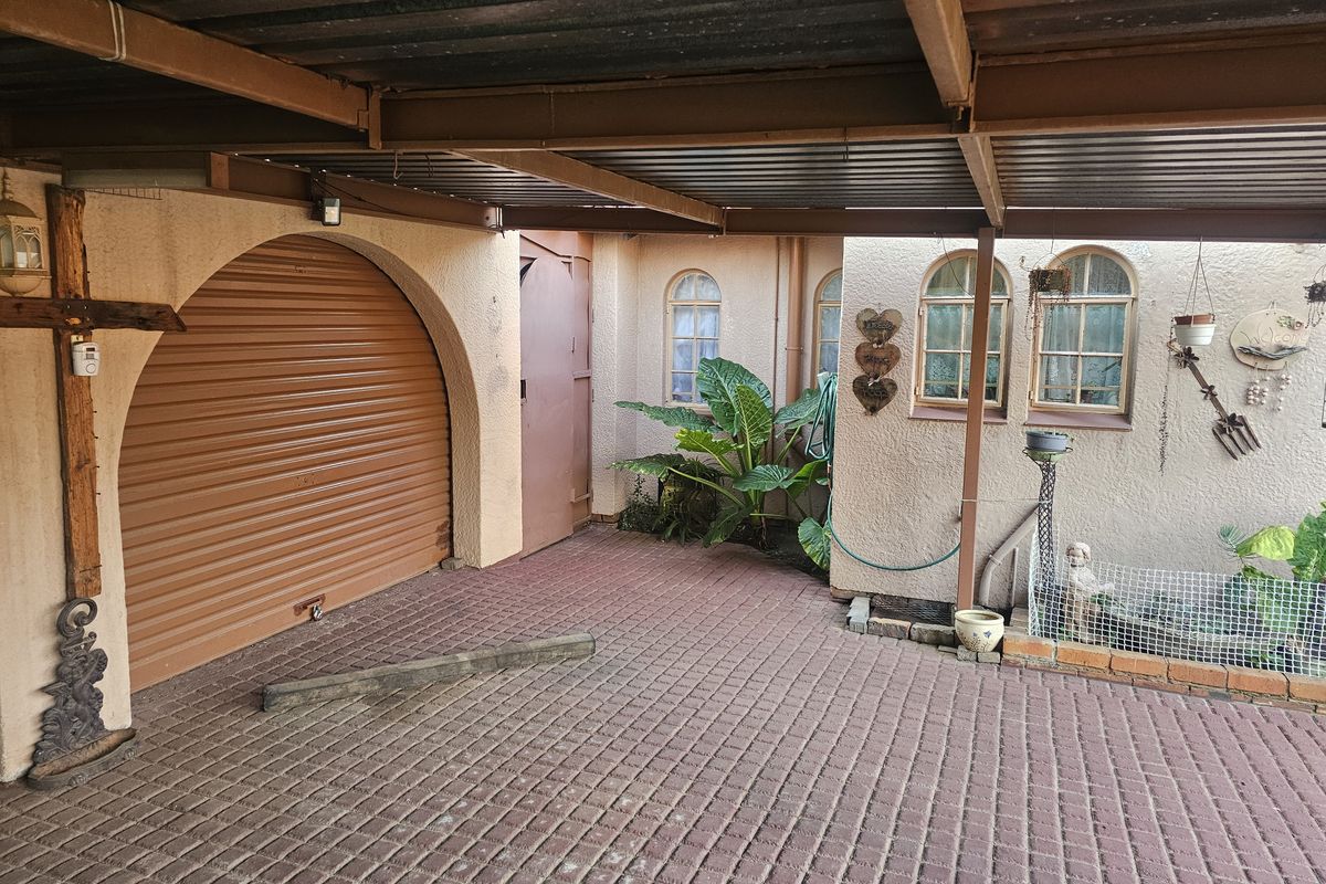 Charming 3-Bedroom Family Home with Versatile Living Spaces - Photo 2