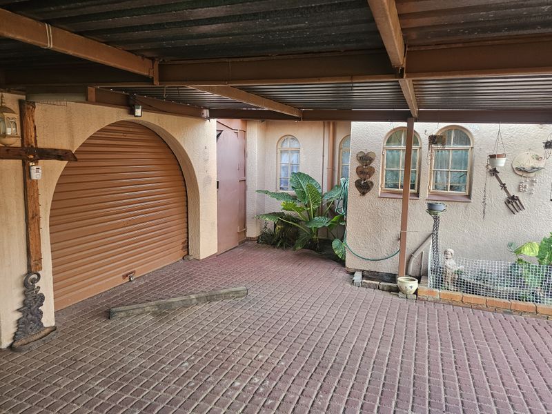 Charming 3-Bedroom Family Home with Versatile Living Spaces - Photo 2