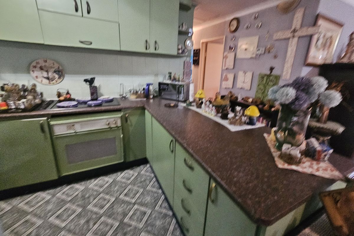 Charming 3-Bedroom Family Home with Versatile Living Spaces - Photo 5