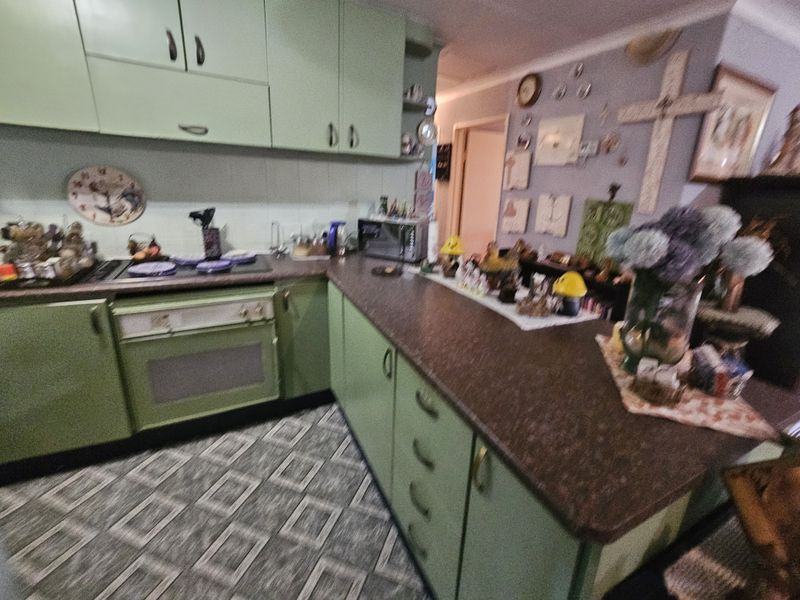 Charming 3-Bedroom Family Home with Versatile Living Spaces - Photo 5