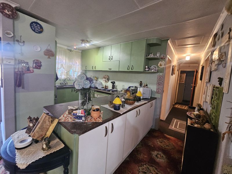 Charming 3-Bedroom Family Home with Versatile Living Spaces - Photo 6