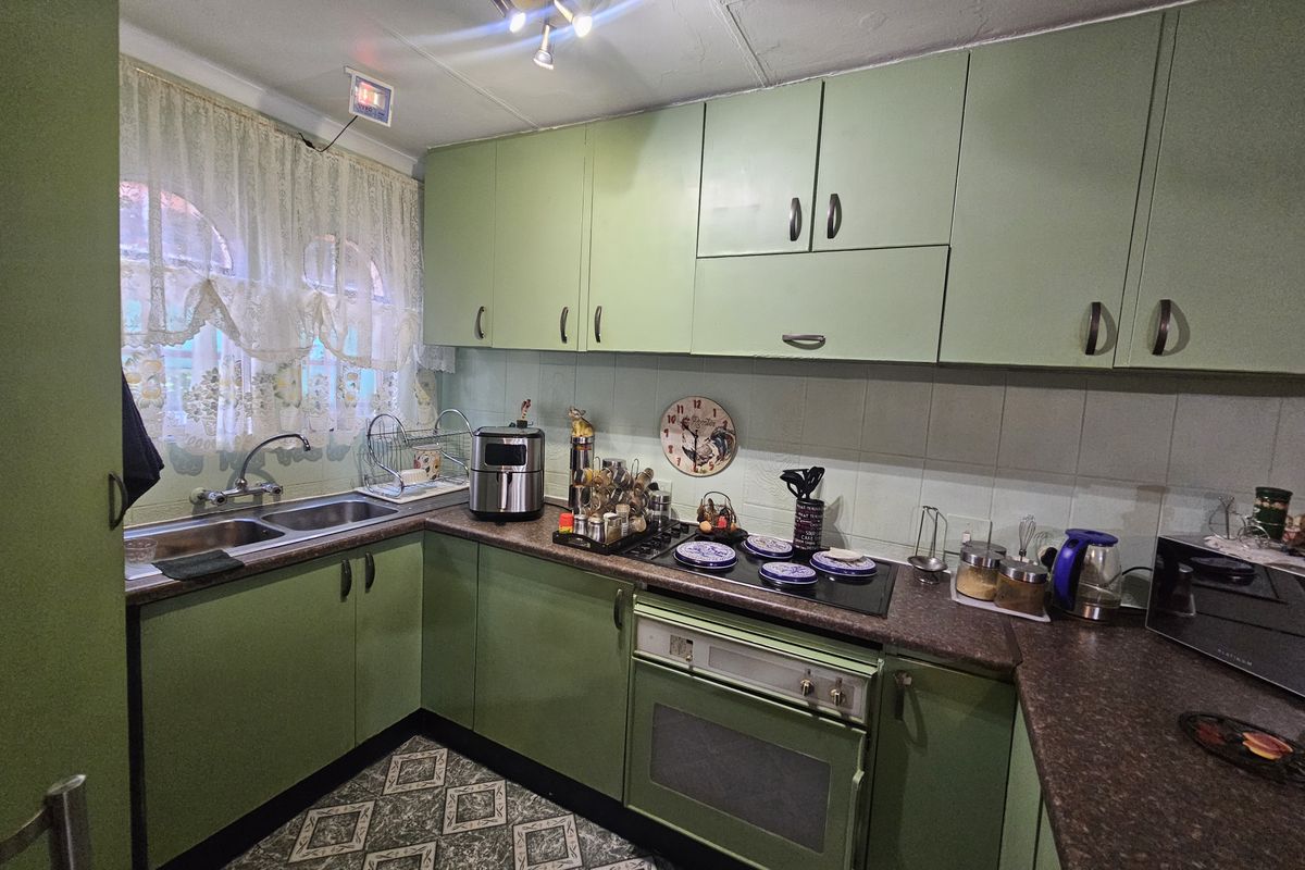 Charming 3-Bedroom Family Home with Versatile Living Spaces - Photo 4