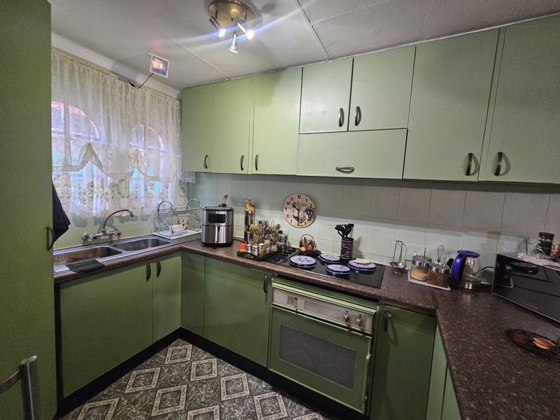 Charming 3-Bedroom Family Home with Versatile Living Spaces - Photo 4