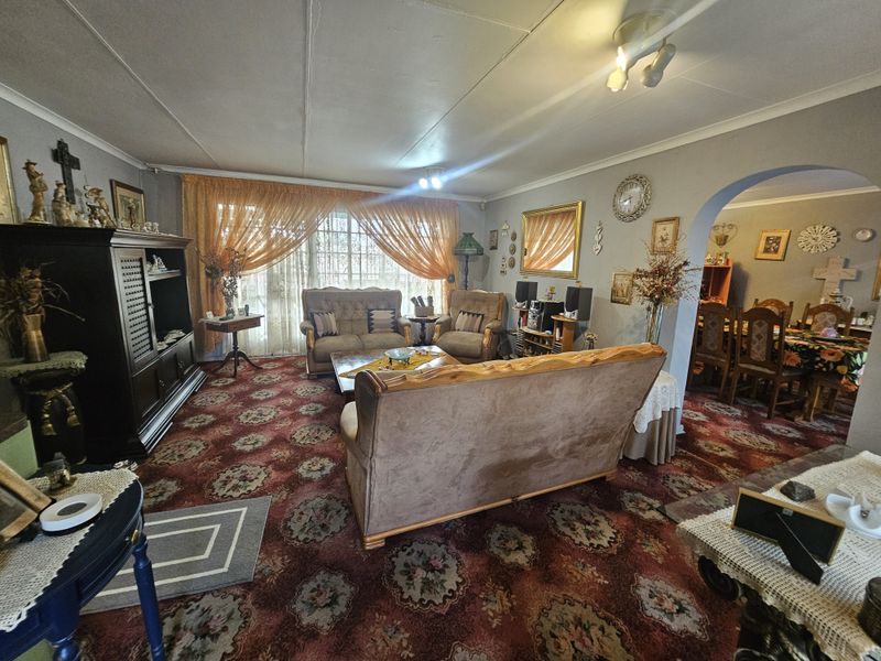 Charming 3-Bedroom Family Home with Versatile Living Spaces - Photo 8