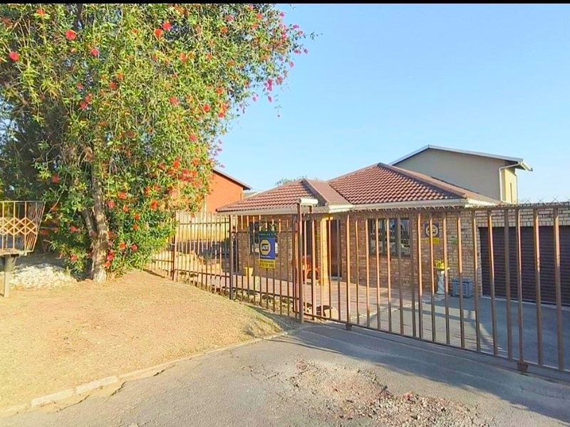 3 Bedroom House for Sale - Photo 2