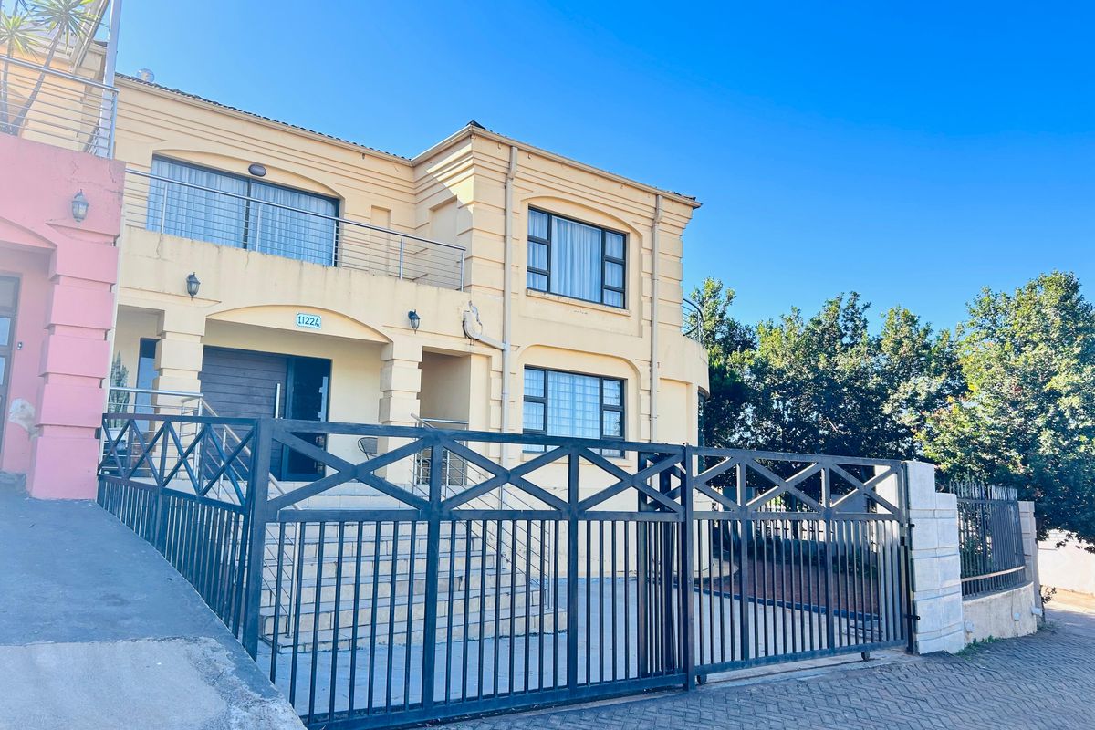 House for sale in Waterval -Stunning Views from This Double-Story Beauty! - Photo 4