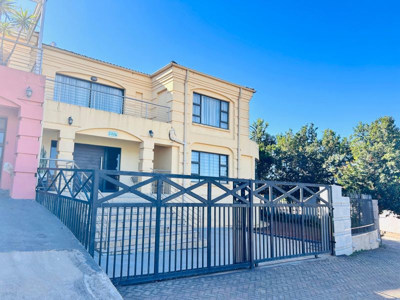 House for sale in Waterval -Stunning Views from This Double-Story Beauty! - Photo 4