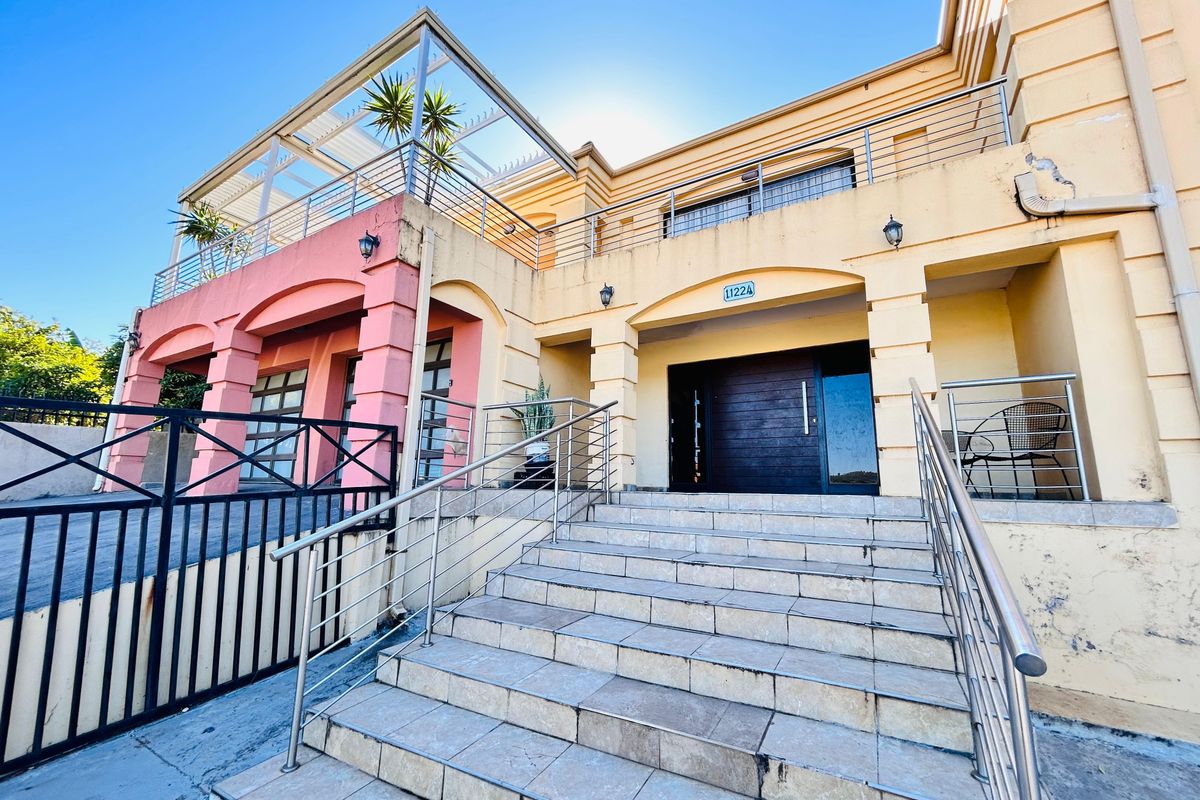 House for sale in Waterval -Stunning Views from This Double-Story Beauty! - Photo 3