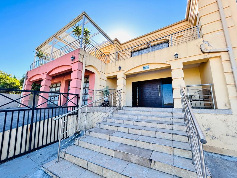 House for sale in Waterval -Stunning Views from This Double-Story Beauty! - Photo 3