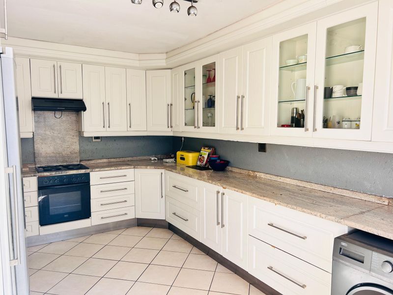 House for sale in Waterval -Stunning Views from This Double-Story Beauty! - Photo 10