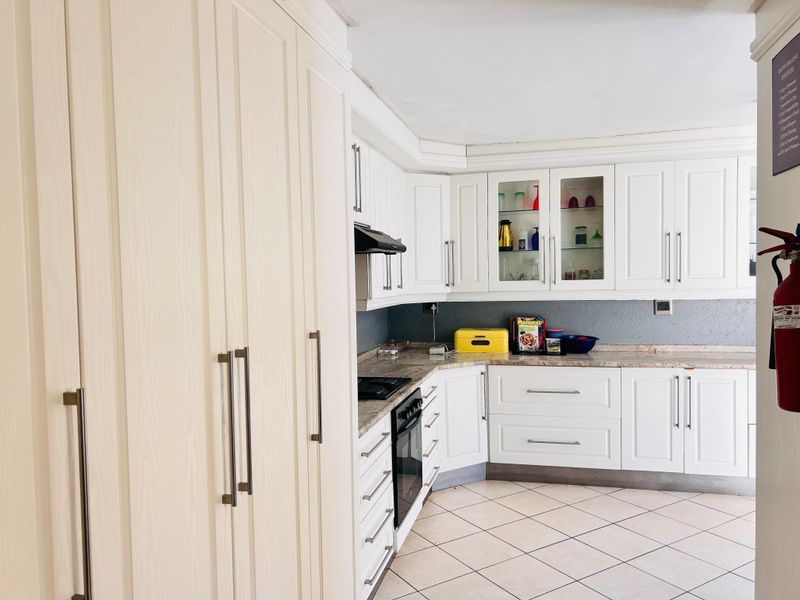 House for sale in Waterval -Stunning Views from This Double-Story Beauty! - Photo 9