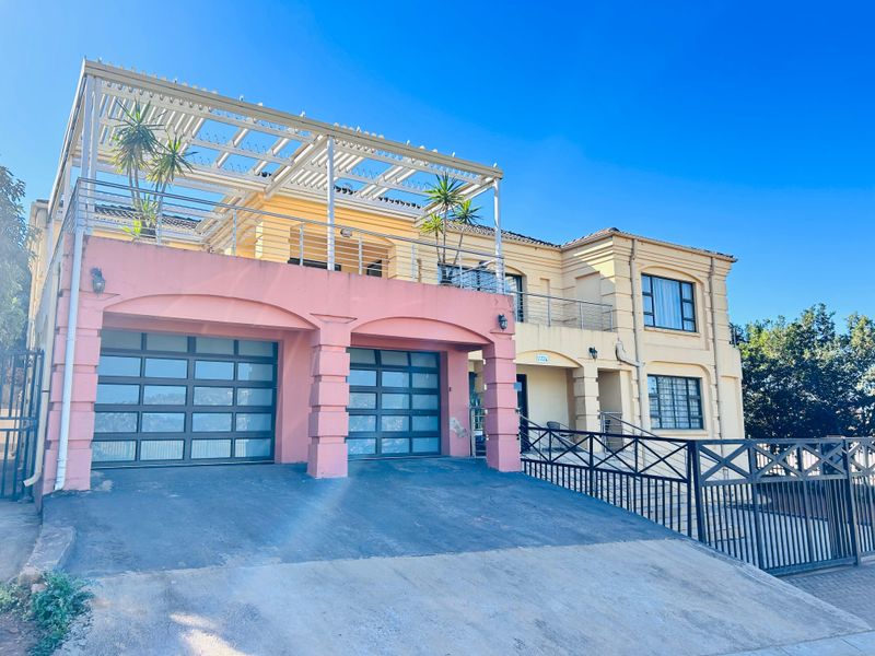 House for sale in Waterval -Stunning Views from This Double-Story Beauty! - Photo 2