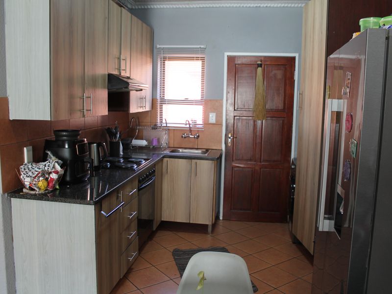 Stunning 2-bedroom sectional title for sale in Albertsdal, Alberton—modern living awaits you! - Photo 4