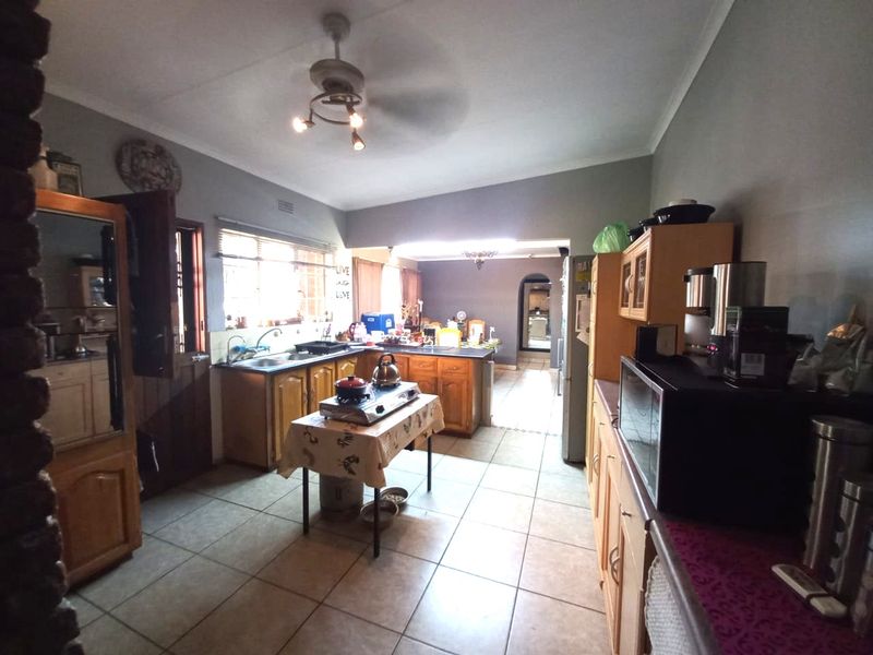 Spacious Family Home with Excellent Potential - Photo 10