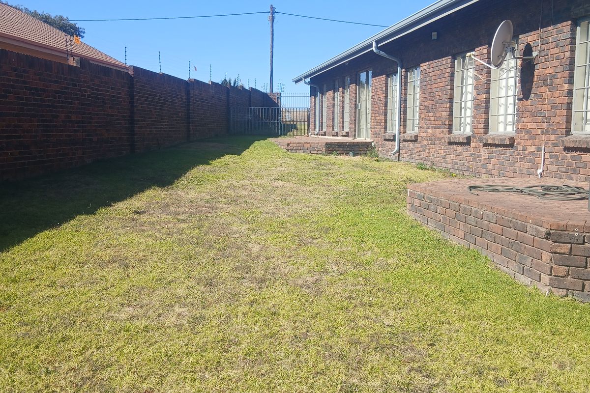 Start Your Family's Next Chapter in This Inviting Home in Leslie Ext 3 - Photo 5