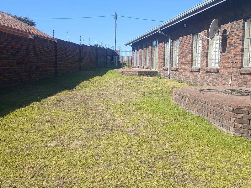 Start Your Family's Next Chapter in This Inviting Home in Leslie Ext 3 - Photo 5