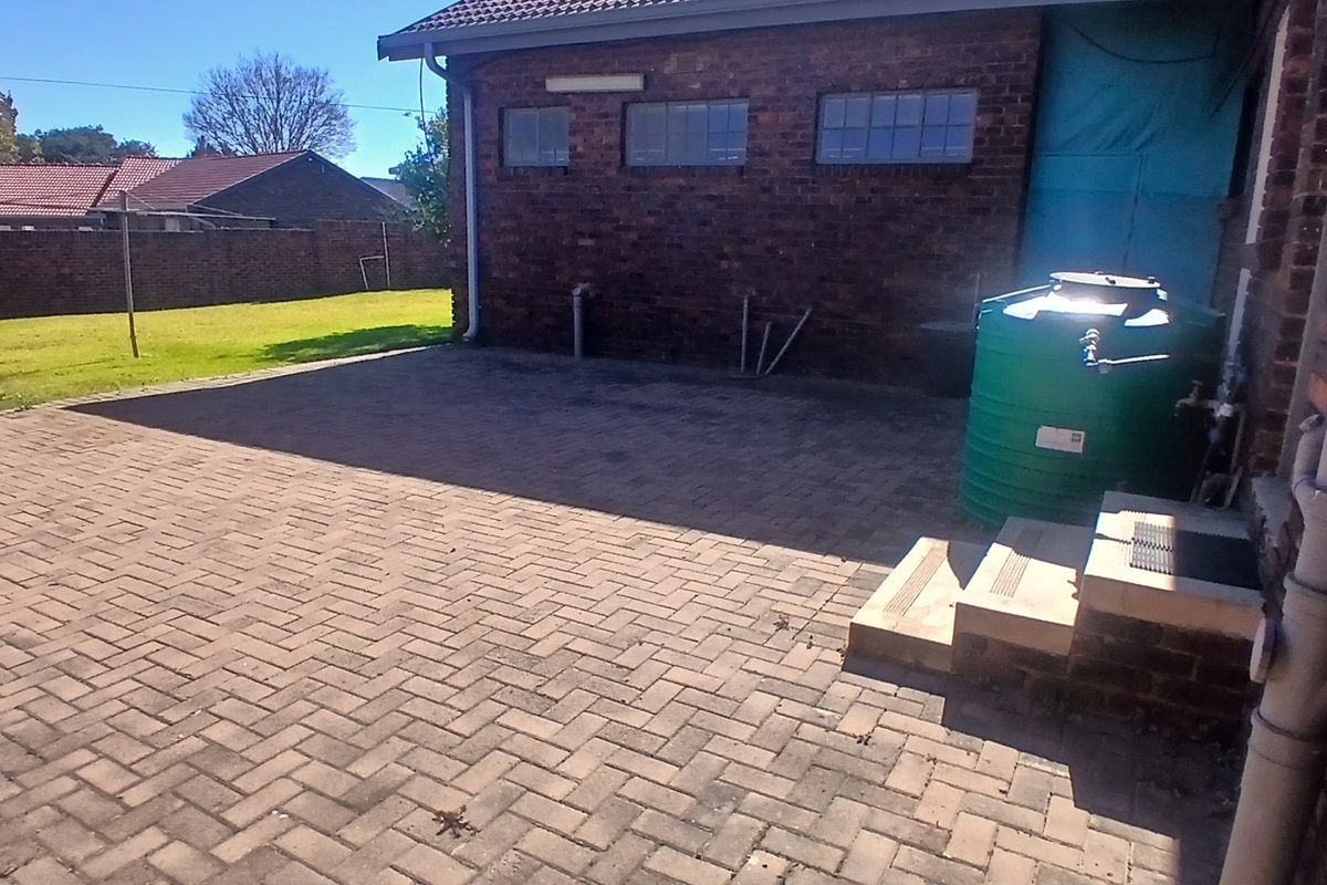 Start Your Family's Next Chapter in This Inviting Home in Leslie Ext 3 - Photo 3