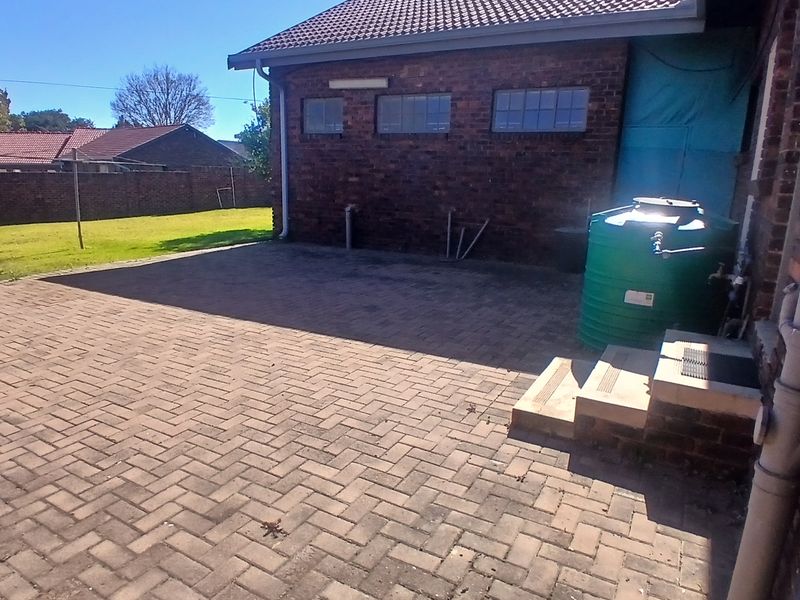 Start Your Family's Next Chapter in This Inviting Home in Leslie Ext 3 - Photo 3