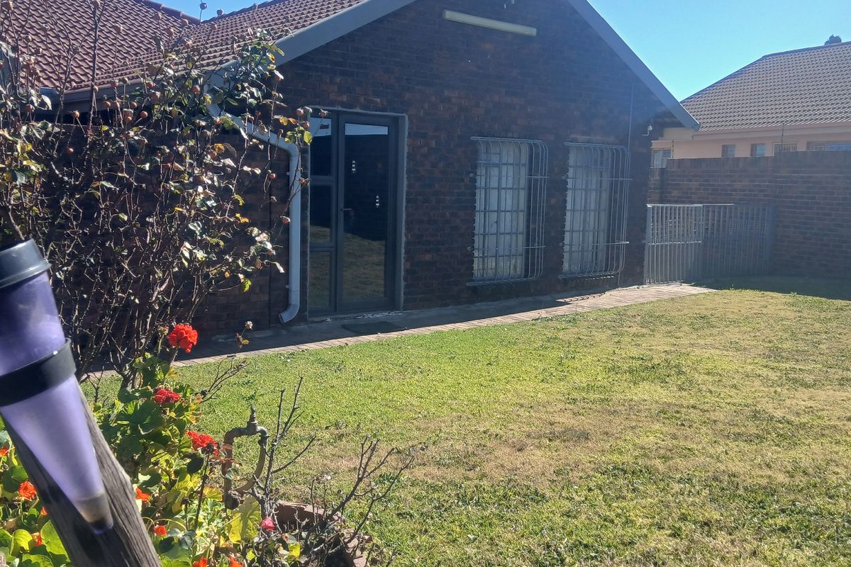 Start Your Family's Next Chapter in This Inviting Home in Leslie Ext 3 - Photo 2