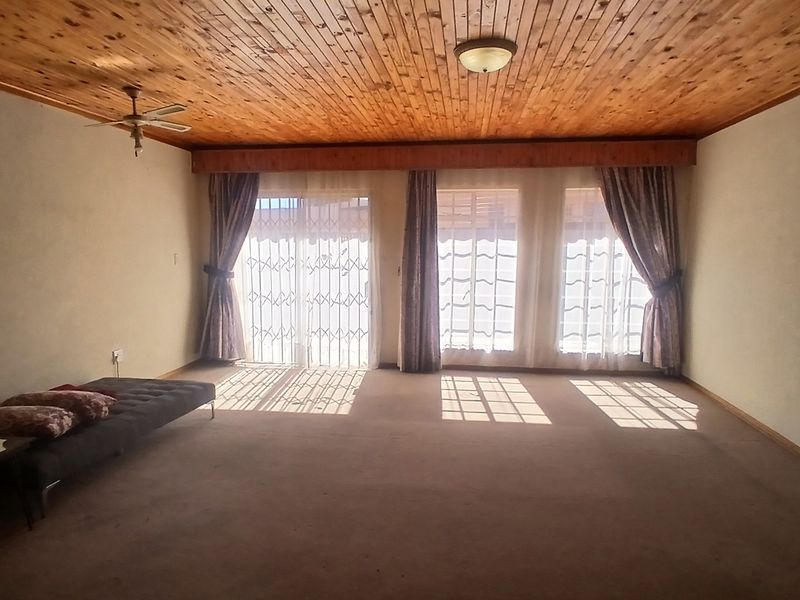 Start Your Family's Next Chapter in This Inviting Home in Leslie Ext 3 - Photo 7