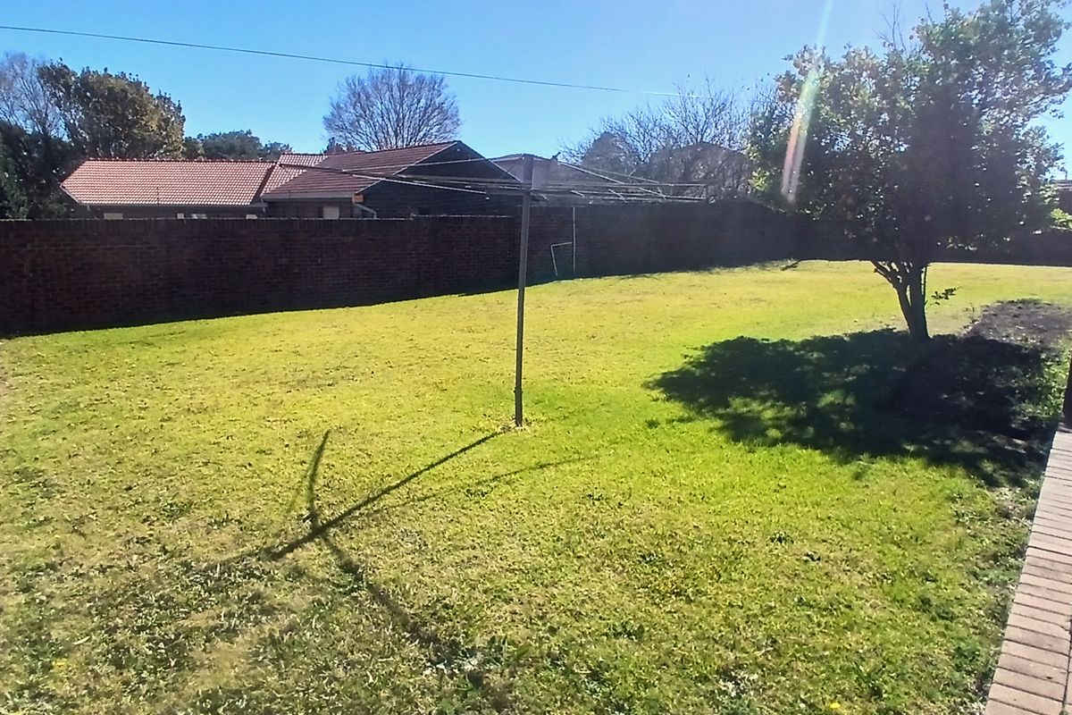 Start Your Family's Next Chapter in This Inviting Home in Leslie Ext 3 - Photo 4