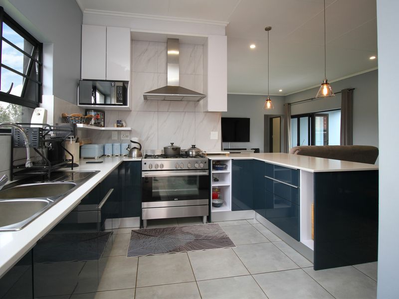 Single storey contemporary living - Photo 3