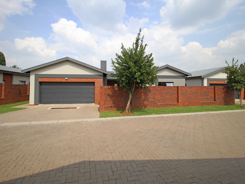 Single storey contemporary living - Photo 2