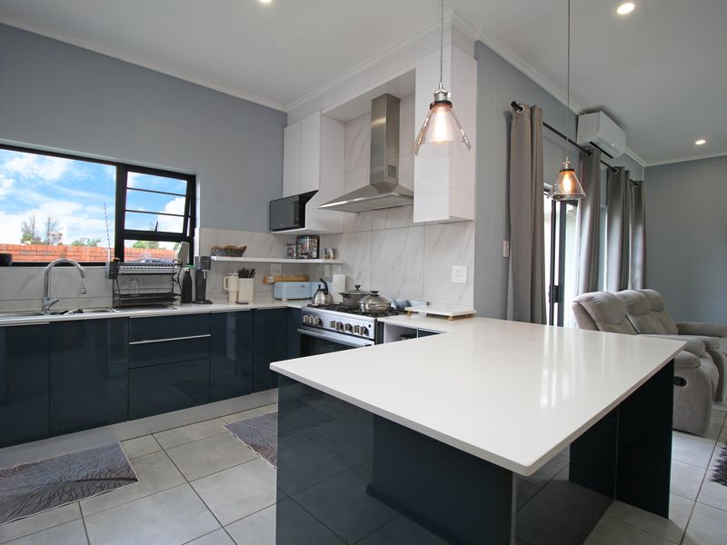 Single storey contemporary living - Photo 6