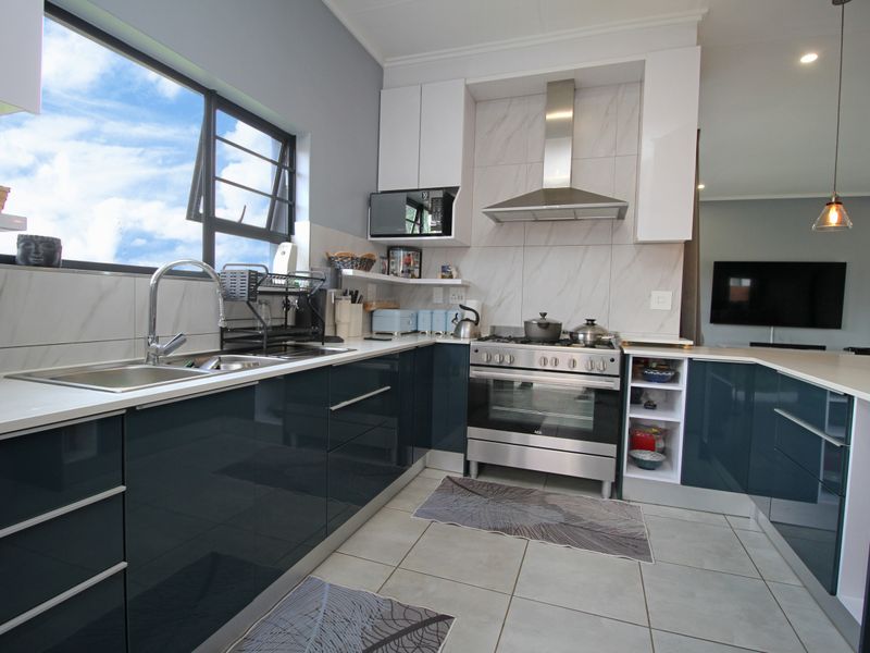 Single storey contemporary living - Photo 4