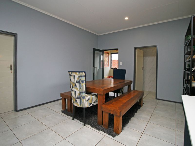 Single storey contemporary living - Photo 10