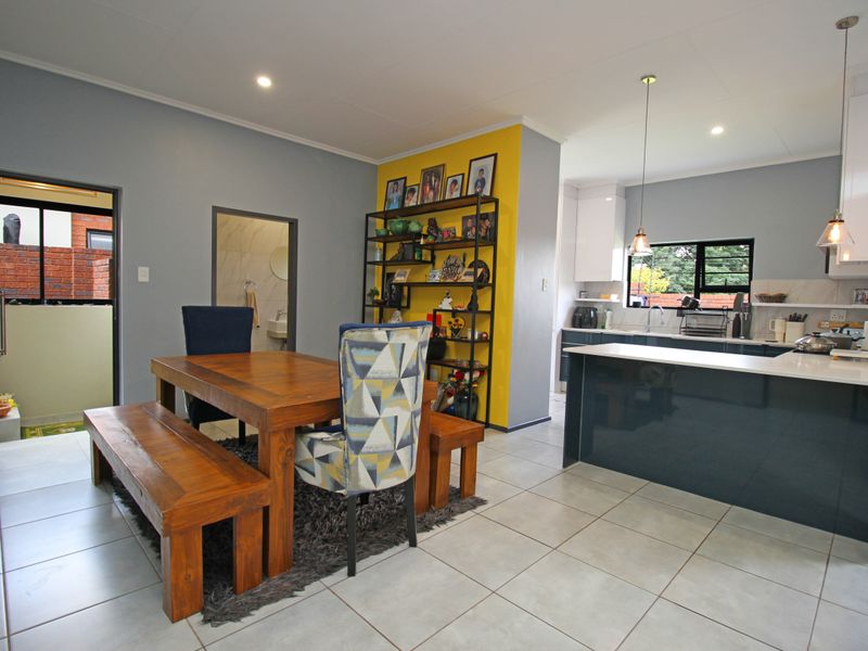 Single storey contemporary living - Photo 9