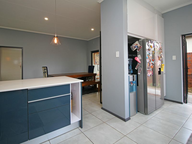 Single storey contemporary living - Photo 8