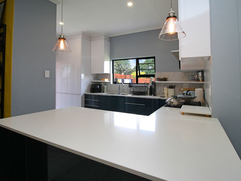 Single storey contemporary living - Photo 5