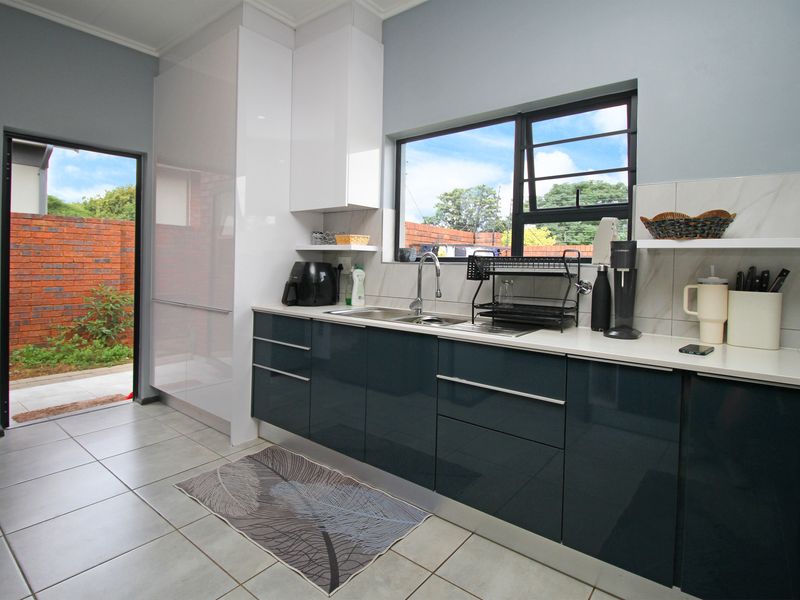 Single storey contemporary living - Photo 7